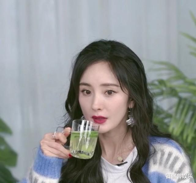 杨幂|杨幂直播秀美腿，85花已褪去少女感，活动状态却有不一样韵味