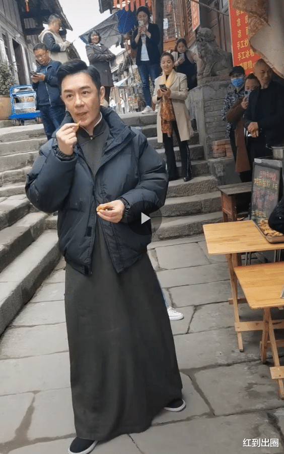 颖儿|51岁陈浩民现状太心酸，为拍戏赚钱吃烤串充饥，鬓角发白老态明显