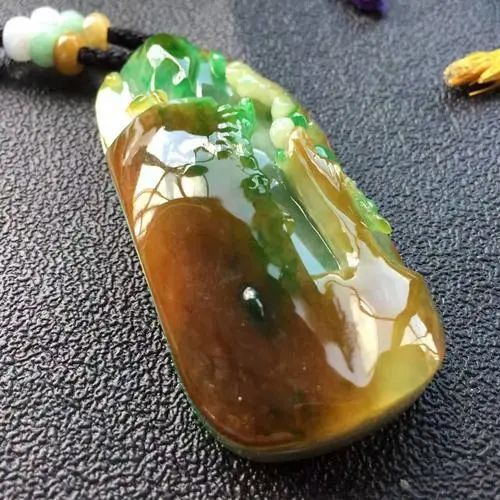 翡翠|2万2买的黄加绿翡翠，放了7天后突然出现大量棉团，泡油石锤？