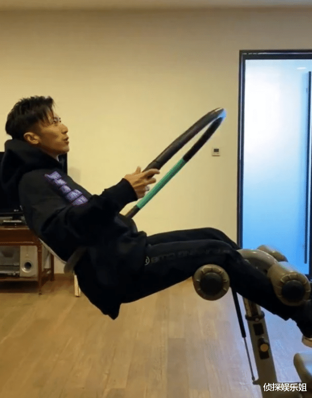 李若彤|55岁李若彤秀核心力量，一次挑战两个悬空呼啦圈，比谢霆锋还厉害