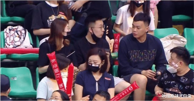 广东男篮|CBA打压11冠王？胡明轩的漂亮妈妈爆红，陈海涛砸钱，亚军没奖金