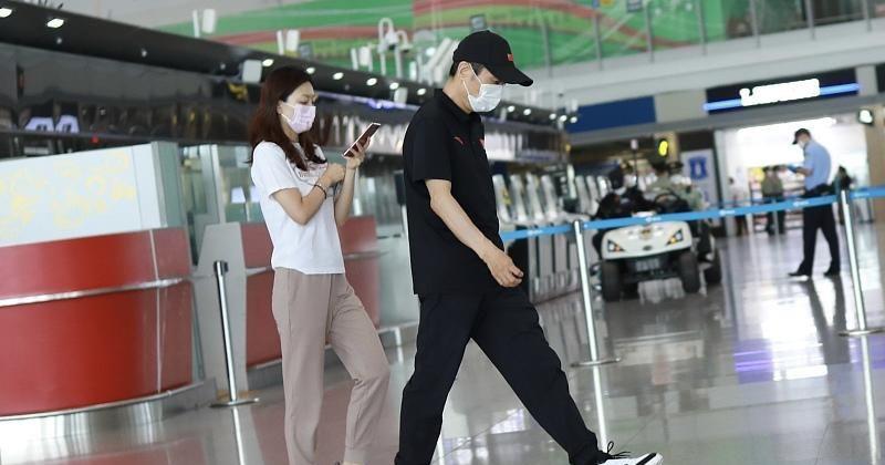 张艺谋|张艺谋罕见携娇妻赶飞机，穿1万鞋打扮奢侈，妻子全程低头玩手机