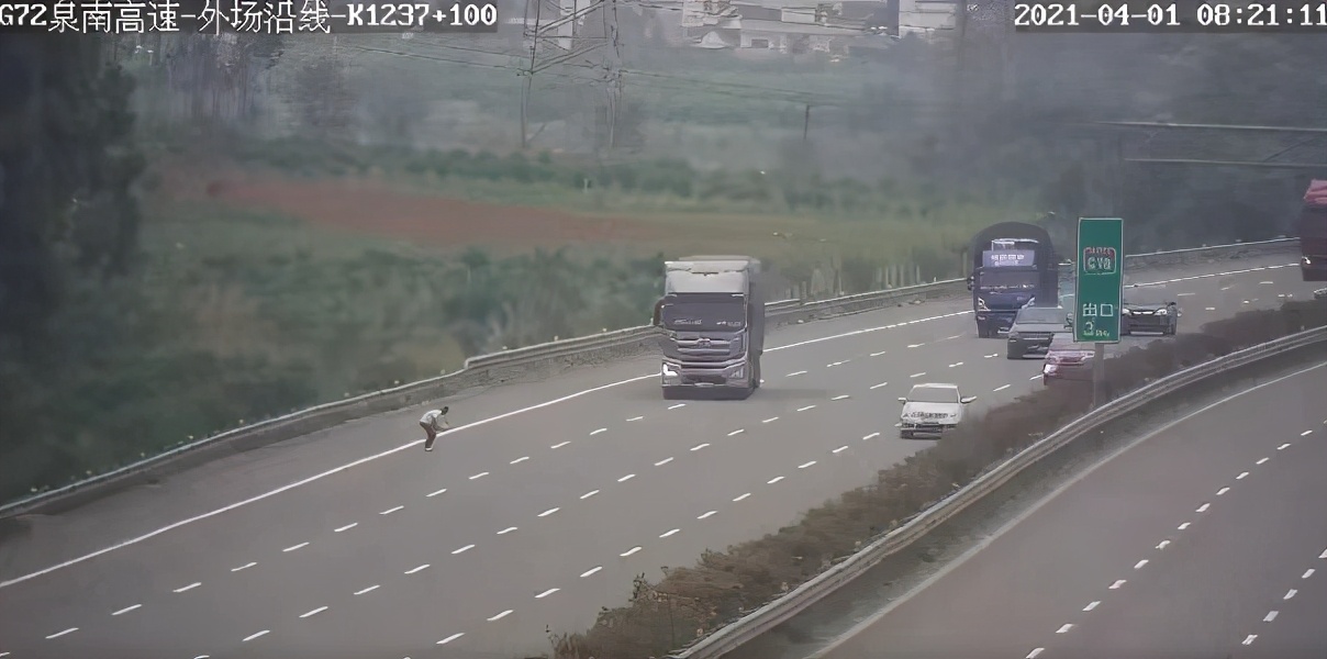 社会热点传播正能量 广西男子爬上高速，欲将2岁孩子扔向车流，多车为此避让