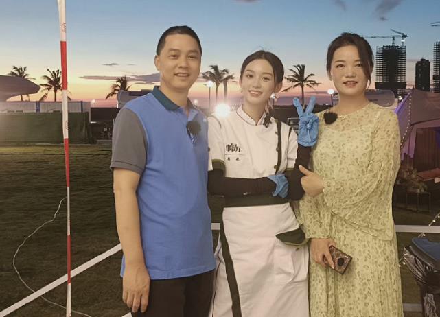 刘亦菲|周也父母神仙颜值引关注，当看到她姐姐，这才是周家的颜值巅峰