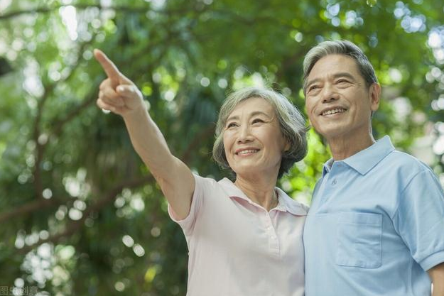 退休 到了退休年纪，得存多少钱才能体面养老？过来人：至少“这个数”