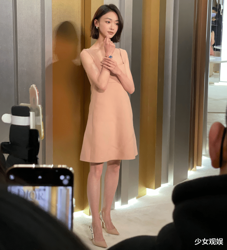 赵丽颖|赵丽颖张碧晨在商场被围观，路人随手一拍，谁更颜值佳一目了然