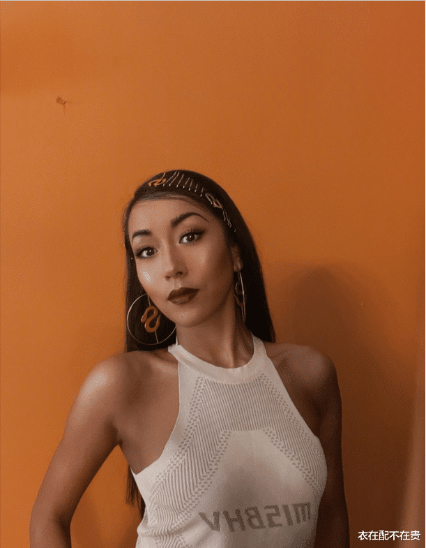 吉克隽逸|吉克隽逸衣品像开挂，皮肤黝黑还穿一身白，不但不丑，还很有气质