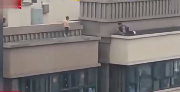 湖北咸宁,2小孩22楼天台间来回跳跃,看的网友腿都软了,太危险