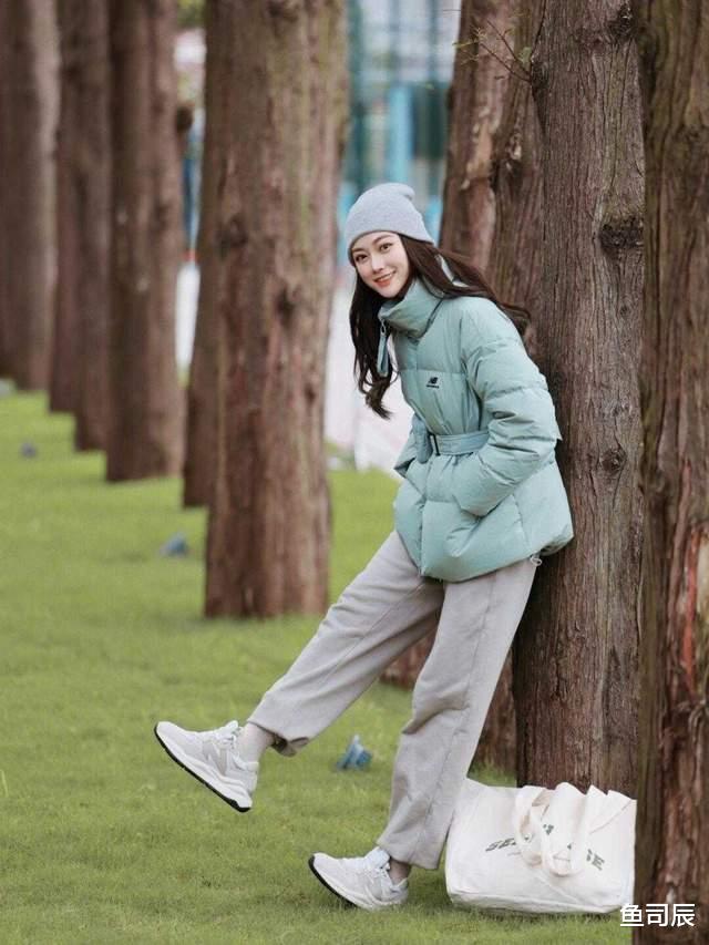 鱼司辰 秋冬季节羽绒服穿搭指南，这几种颜色百搭又高级，简直太洋气了