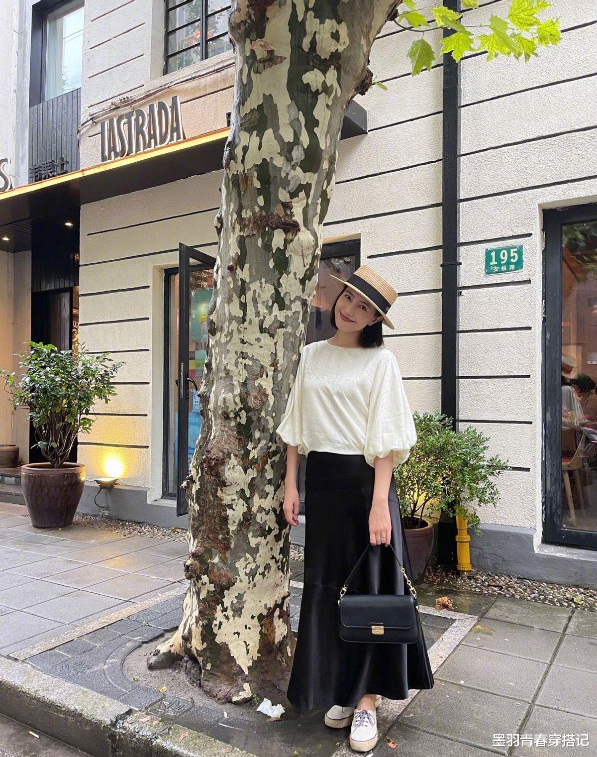 墨羽青春穿搭记|高圆圆的气质不得不服，白上衣配缎面裙，戴个草帽温婉大气好养眼