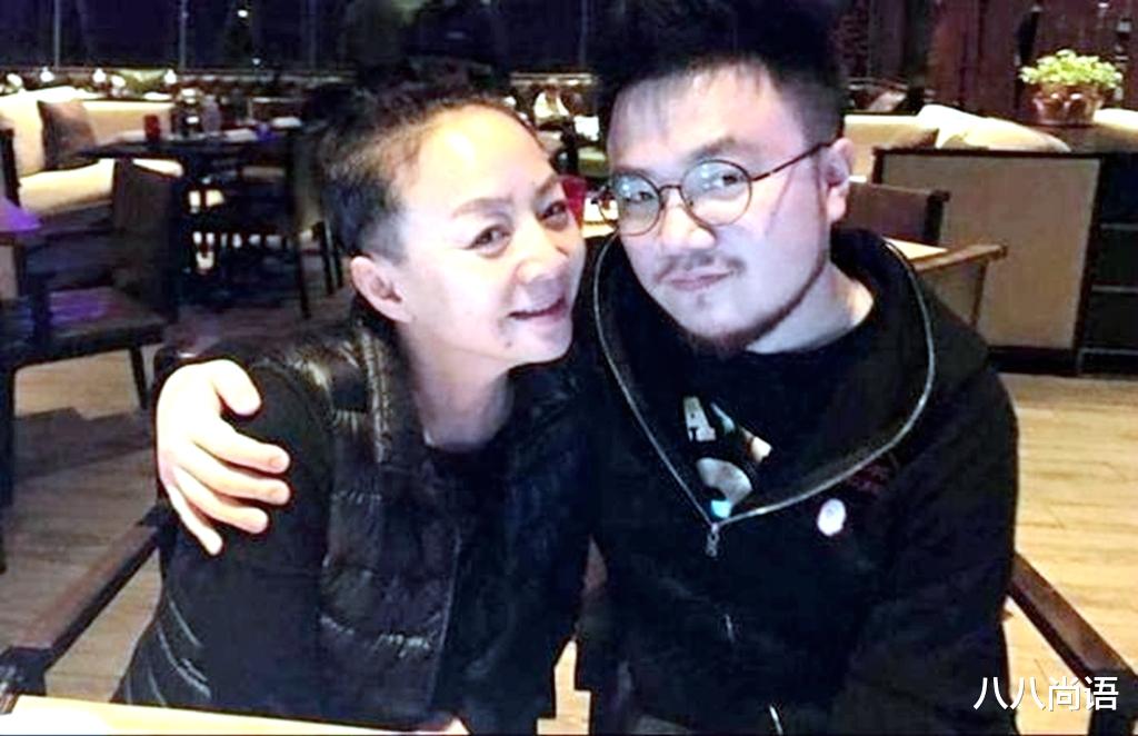 张翰|巴图妻子怀二胎，王博谷素颜露面，皮肤白皙红润，宋丹丹再当奶奶