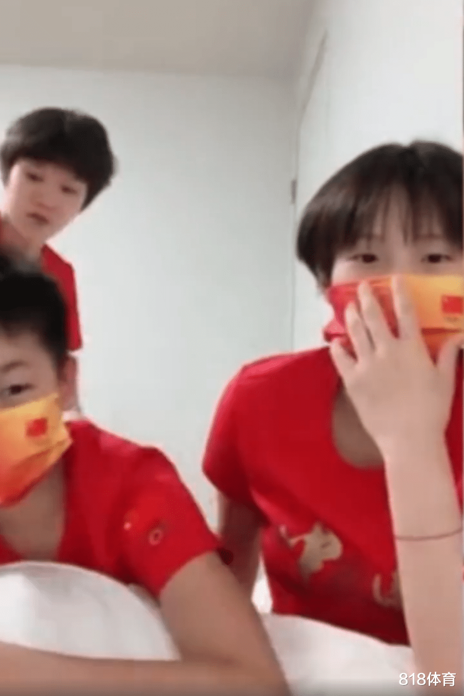 反派|大姐大! 全红婵陈芋汐直播到一半, 张家齐突然冲进房间: 快戴上口罩