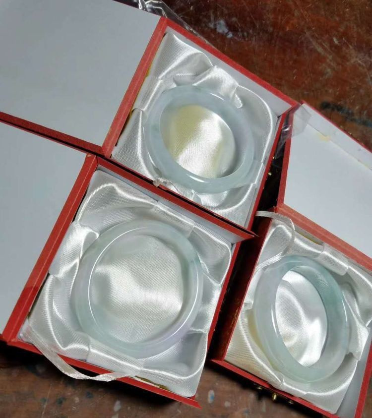 翡翠|7千入手的翡翠全赌料，切出春带彩，成品起货后略有小涨！