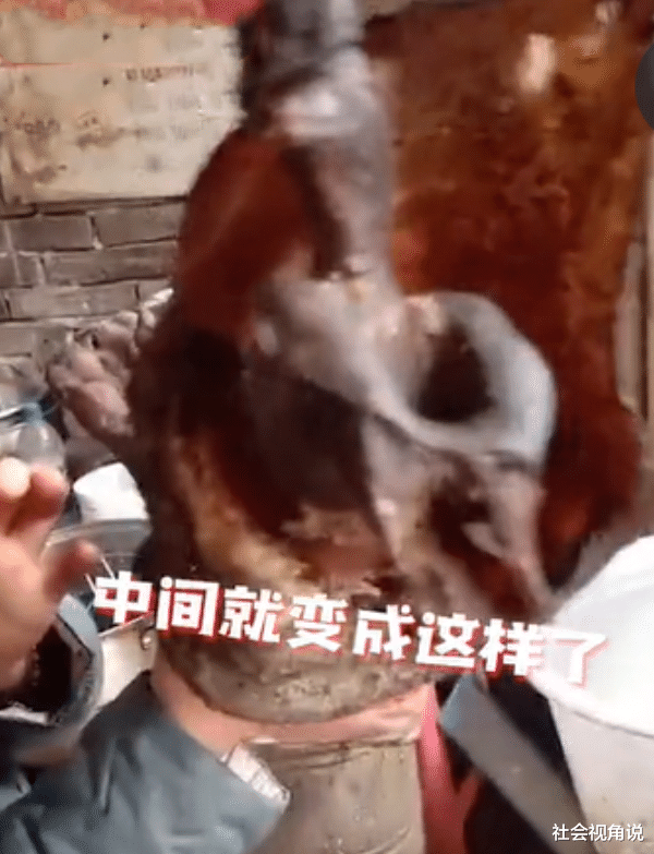 社会视角说 舍不得吃的猪脚挂一年，云南女子取下后气愤不已：就剩皮和骨头了