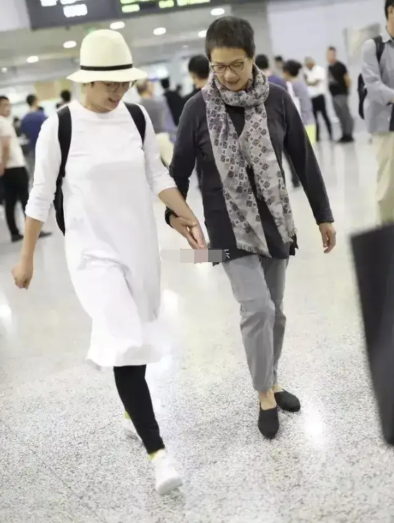 蒋雯丽|55岁蒋雯丽身材粗犷像旅行团大妈,当年赶跑张静初手段稳准狠