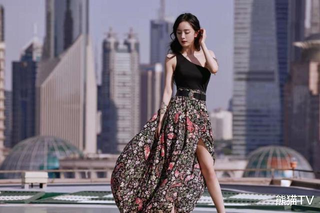 杨幂|杨幂的全球代言人身份这么受欢迎！穿着定制礼服亮相，大方秀身材