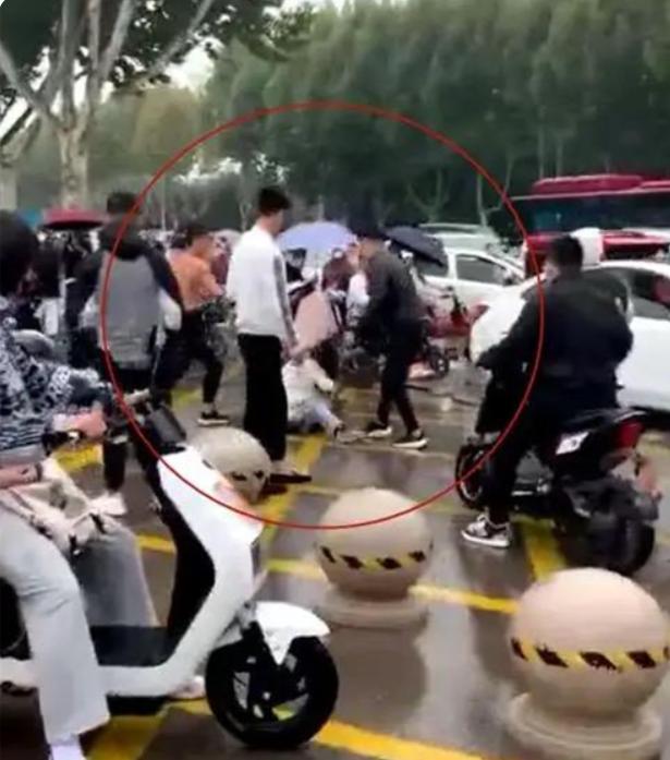 山东一女孩当街被多人围殴,扇耳光、猛踢下体,现场画面令人愤怒