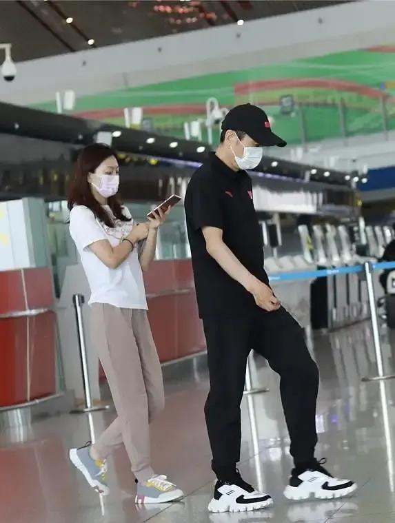 张艺谋|张艺谋夫妇合体！身形干瘪与少妻差别大，陈婷全程玩手机他显无奈，酸了