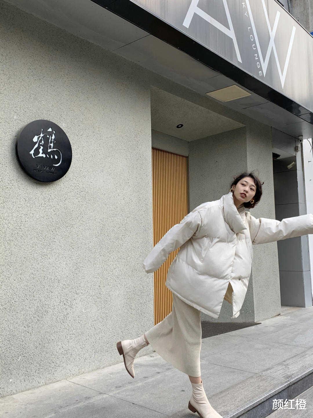 颜红橙 这些才是羽绒服的高级穿法，白色羽绒服配半裙甜美温柔，简约时髦