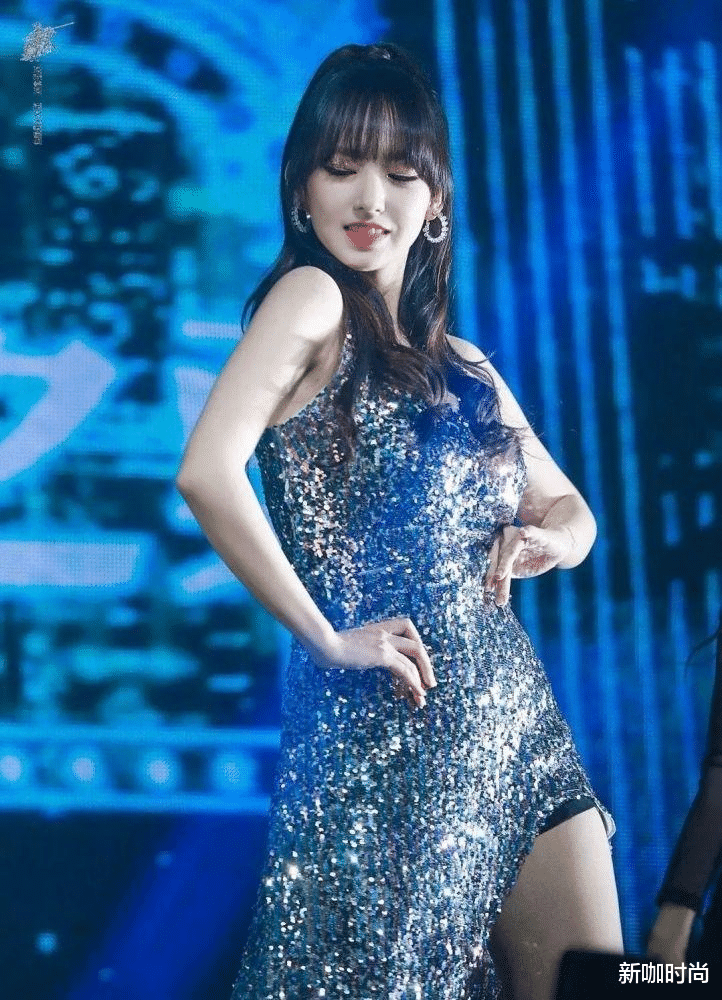 运动|何超琼不愧是赌王女儿，短发配亮片长裙，气场秒杀同框的成龙