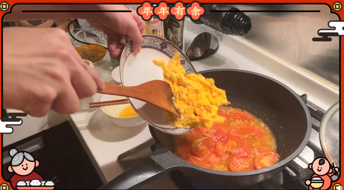 范冰冰|范冰冰姐弟俩陪爸妈过春节，范丞丞亲自下厨炒菜，范冰冰一旁帮忙画面温馨