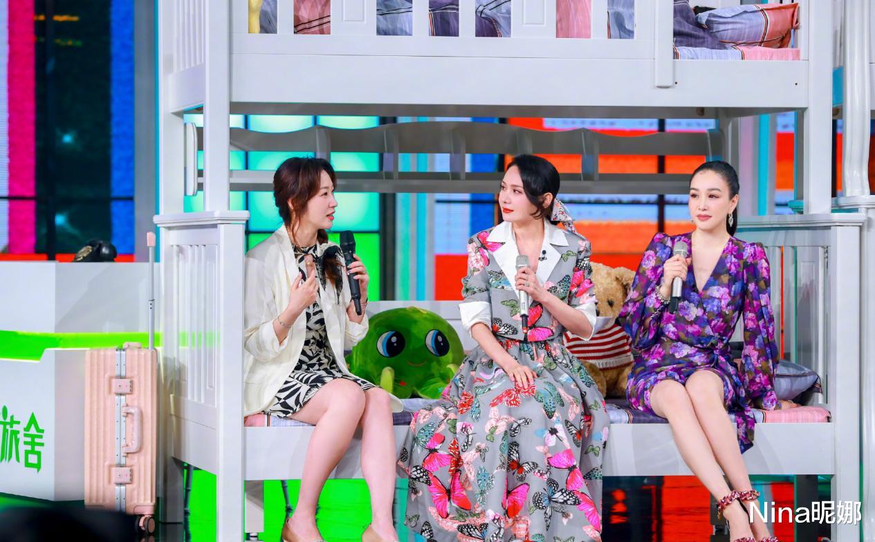 Nina昵娜 钟丽缇终于找对风格,放弃“作妖”太明智,大衣港风卷高级感立马上来