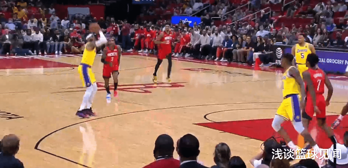 伍德|伍德在老詹頭上連飆兩記超遠(yuǎn)，太不講武德了，逼得老詹火爆發(fā)飆