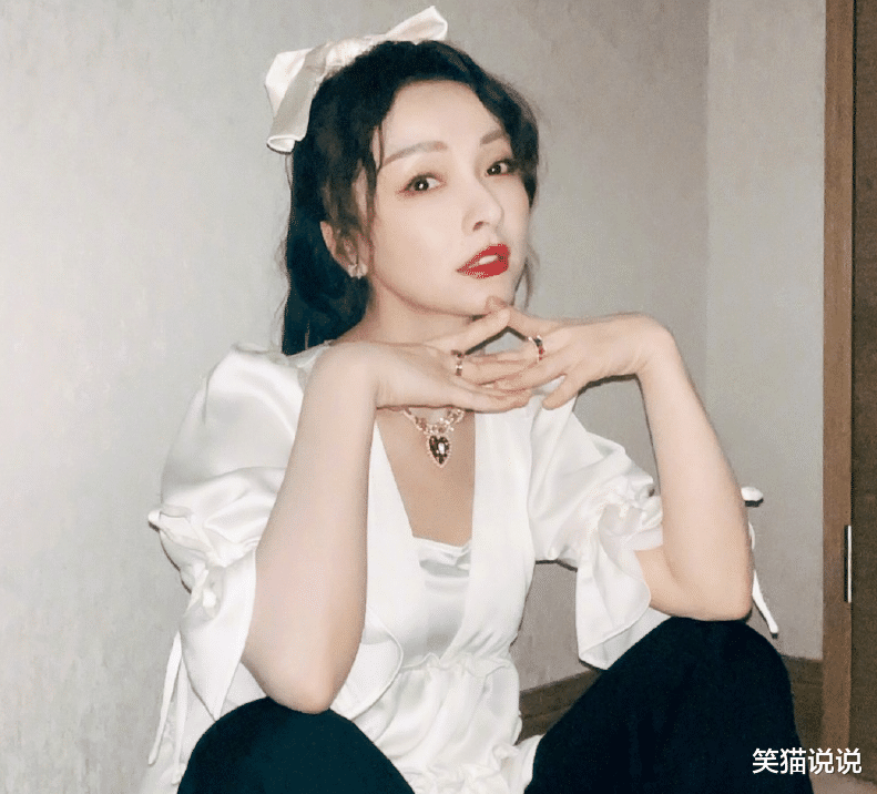 吴昕|双向奔赴的家人！吴昕深夜晒九宫格照，与何炅相拥照片放C位！