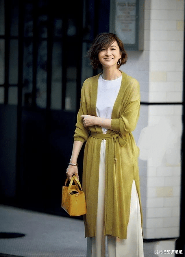 时尚搭配师瓜瓜|?这才是50岁女人该有的打扮，拒绝“扮嫩”，简单高级的气质才更美