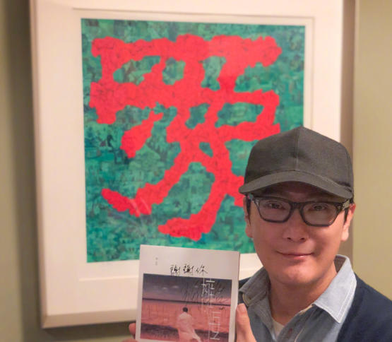 |晒晒张信哲住的豪宅，全屋墙面只有大白墙，装修也太随意了