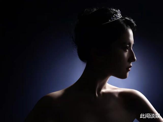 刘亦菲|刘亦菲红色羽绒服旧照曝光，涂上黑粉仍然天生丽质难自弃，朴素大方