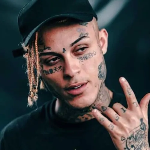 二郎神|美国说唱歌手在额头植入一颗1.5亿的粉钻，网友：这说唱界“二郎神”？