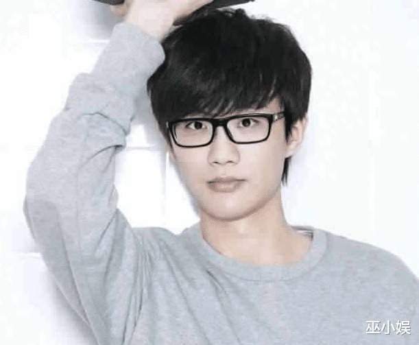 许嵩|歌手许嵩人设崩塌？被爆私生活混乱，睡了粉丝后将其拉黑？