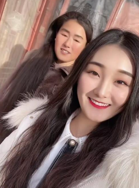 朱之文|大衣哥儿媳直播被骂不讲卫生，桌上满是霉菌污渍，不清理直接揉面