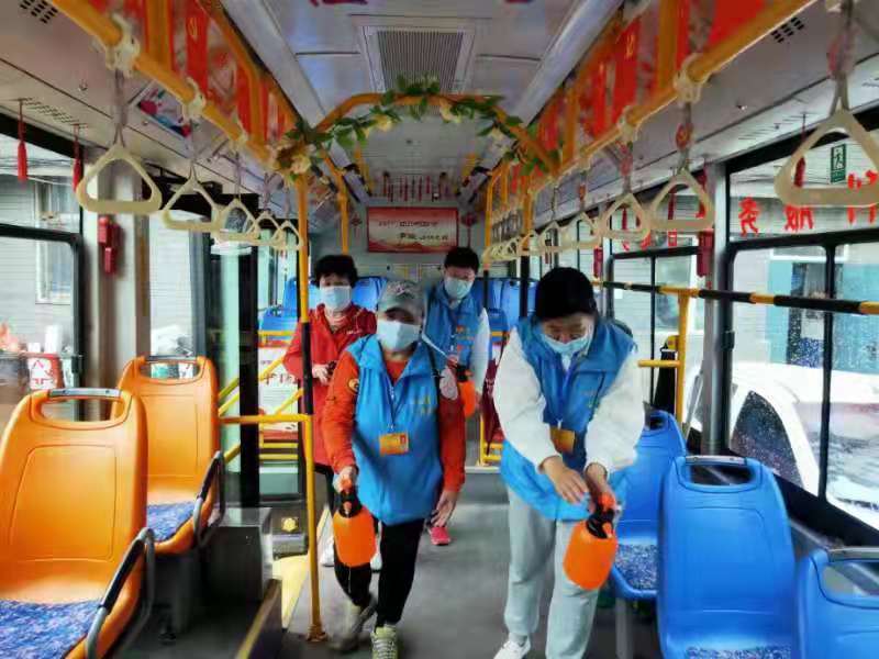 炼珠 沈阳公交开展防控疫情当先锋车辆消毒不放松 保障市民安全出行
