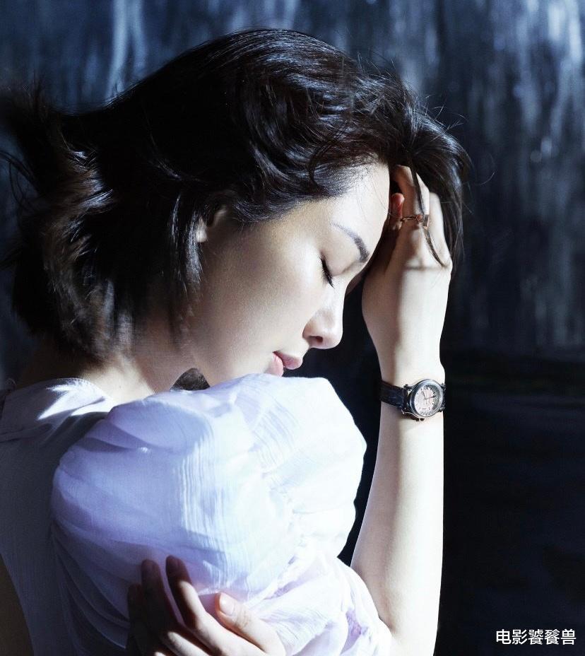 杨紫|杨紫曝时尚大片，罕见挑战妩媚成熟风，90花已成功去除土味