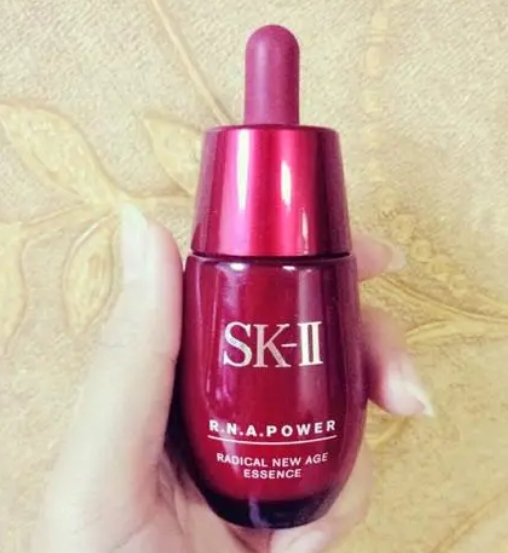 t恤 50岁女人怎么选抗衰老护肤品？这几款平价又好用，效果不比大牌差