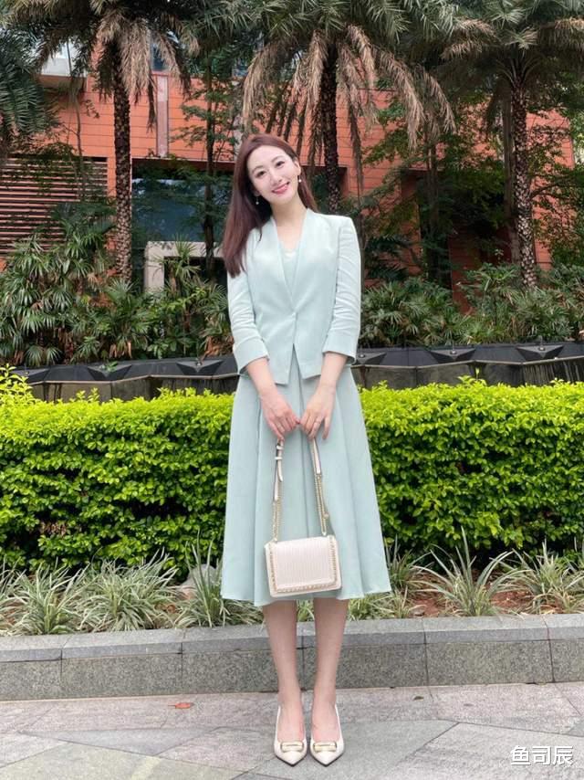 鱼司辰|初秋，梨形身材和成熟脸怎么穿？浅蓝色西服搭配连衣裙，温柔优雅