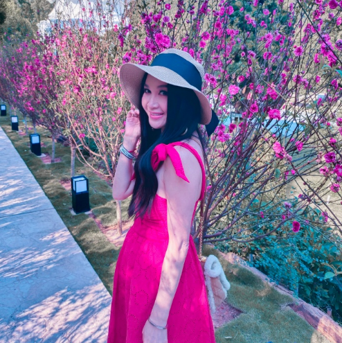 温碧霞|54岁温碧霞疑似怀孕？腹部明显隆起，身材走样胖出新高度