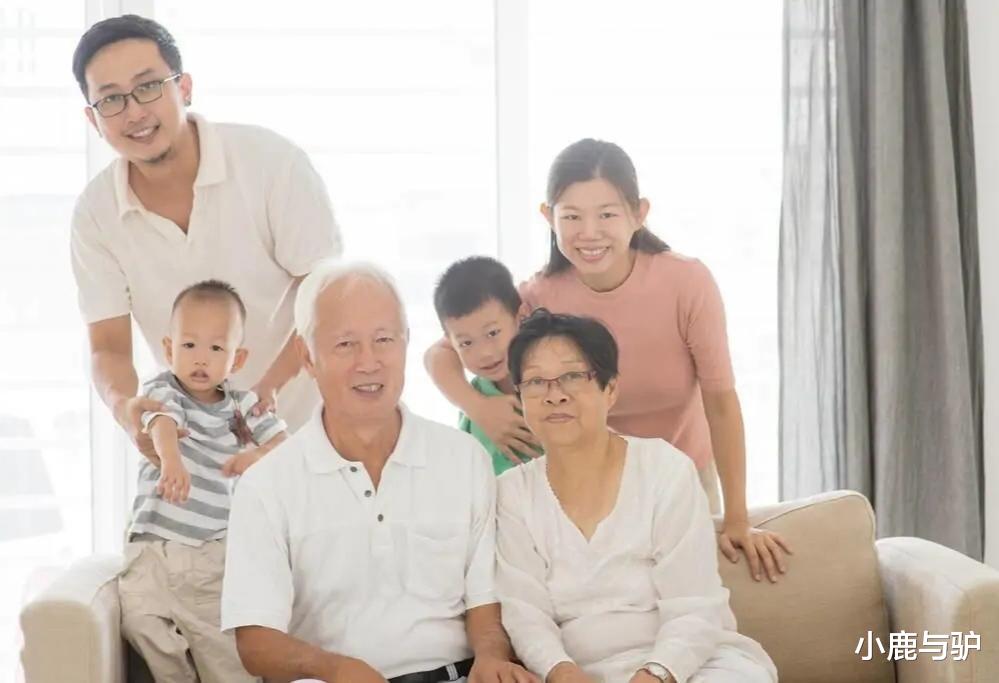 小鹿与驴|70岁老人的气愤：请45岁男人当住家保姆，前期很和谐，后期太委屈