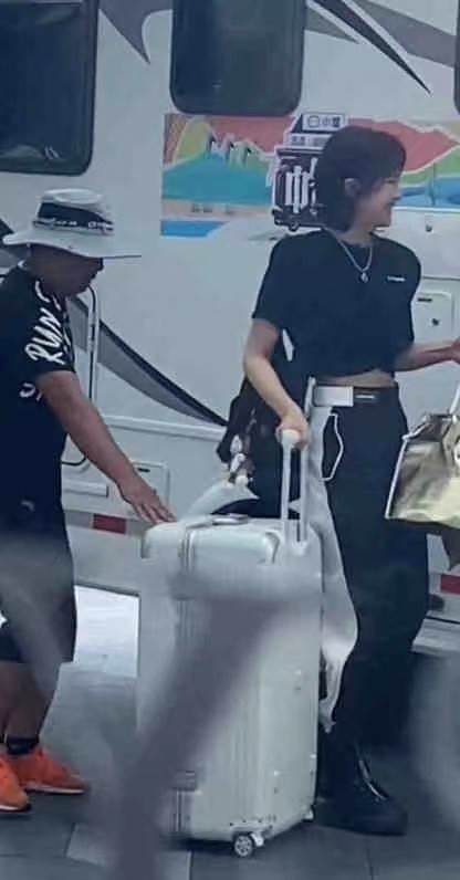 运动|姚安娜综艺首秀大成功！剪短发终于变美了，时髦感狂飙大变身