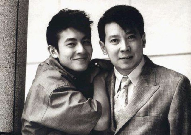 陈冠希|陈冠希邀请爸爸为自家服装拍广告，陈父头发黝黑，精神矍铄仍年轻