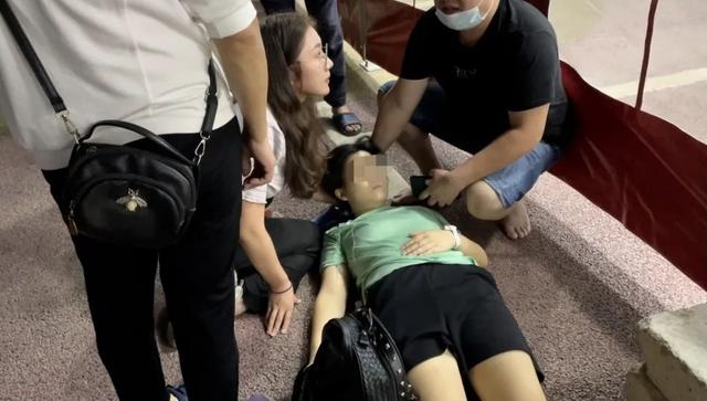 继母 女大学生张纯，你被拍下来了