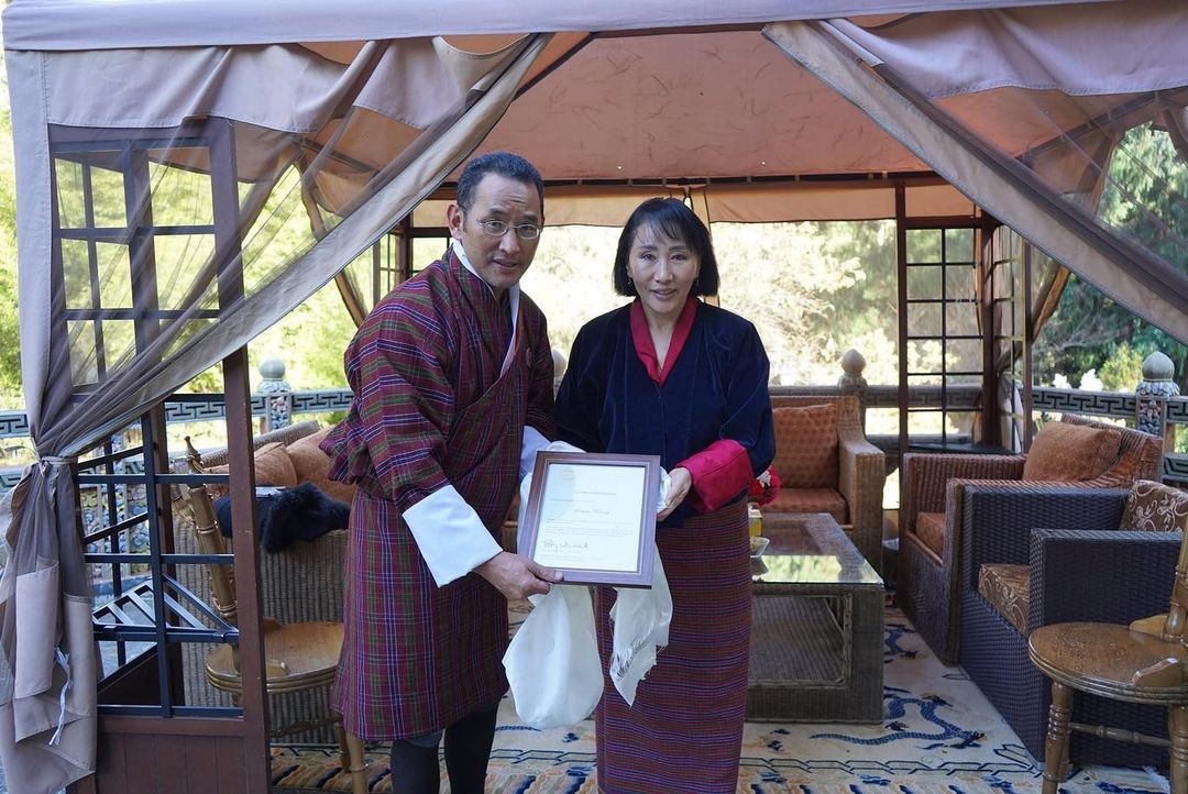 波波头 63岁不丹王母以新发型亮相！及耳波波头露巴掌大脸，蓝红配好庸俗