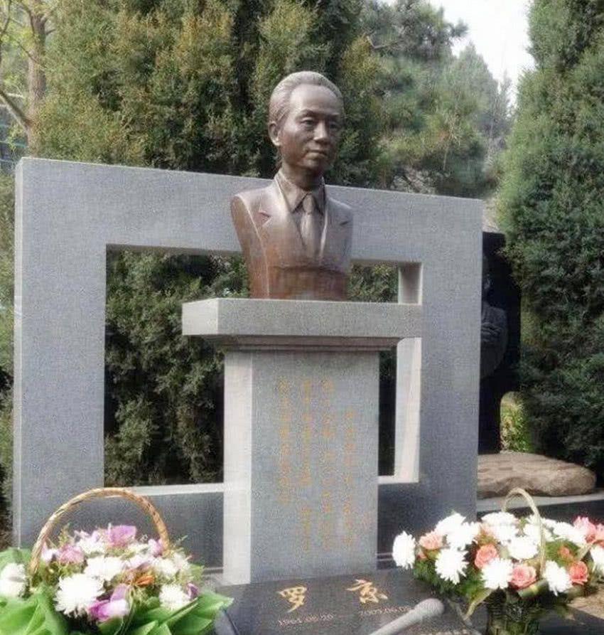 罗京|罗京：48岁去世，葬礼现场李瑞英表情痛苦，妻子改嫁儿子留学美国