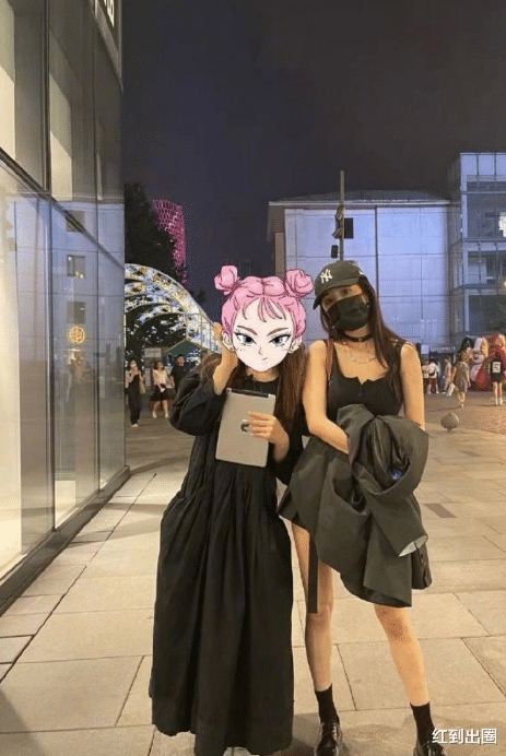 高希希|杨幂在三里屯“血拼”被偷拍!生图双腿细如竹竿,瘦到撑不起外套