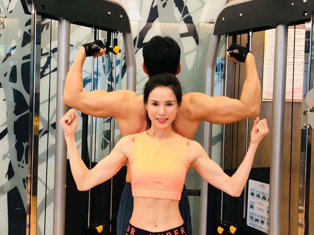 张丰毅|65岁张丰毅健身照，这“麒麟臂”太强悍了，曾轻松抱起范冰冰
