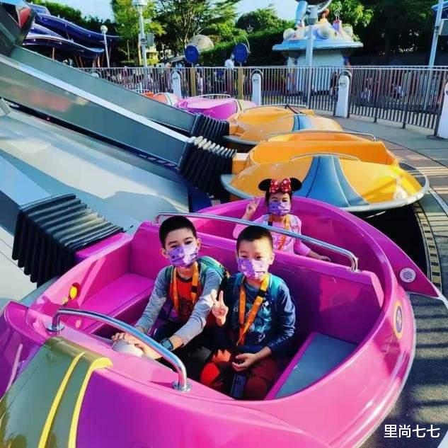 里尚七七 陈豪娇妻带仨娃逛迪士尼,紧身灰T暴露好身材,皮肤娇嫩似大学生