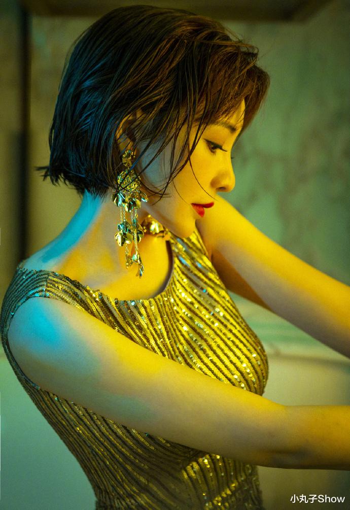 柳岩|41岁柳岩紧身裙秀S曲线，亮片裙珠光宝气，肉弹身材同龄女星少见