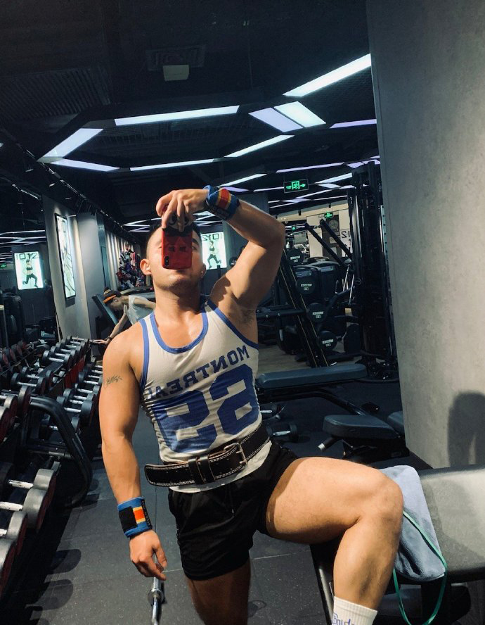 健身圈一哥 手臂健壮大粗腿,健身旅行喜爱各地美食,这种肌肉小叔你打几分?